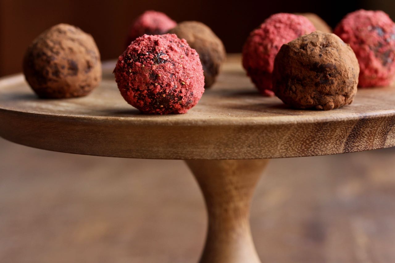 Chocolate Truffle Energy Bites - Get the energy you need and the taste of chocolate you deserve with this little bites! @cookinRD - www.sarahaasrdn.com