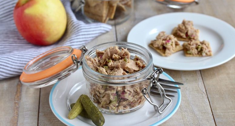 Need a quick and easy lunch that can be prepped the night before? This Bistro Tuna Salad is for you! @cookinRD | sarahaasrdn.com