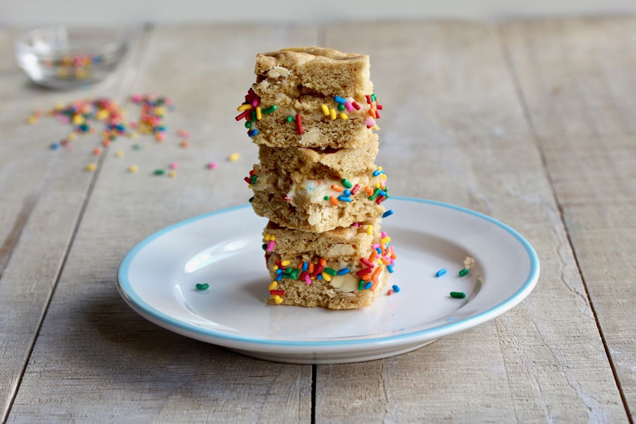 Just the right bite! Enjoy these festive White Chocolate Chip Blondie Sandwich Bites as a fun-sized treat. @cookinRD | sarahaasrdn.com