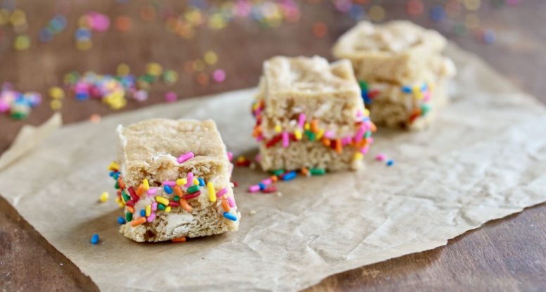 Just the right bite! Enjoy these festive White Chocolate Chip Blondie Sandwich Bites as a fun-sized treat.