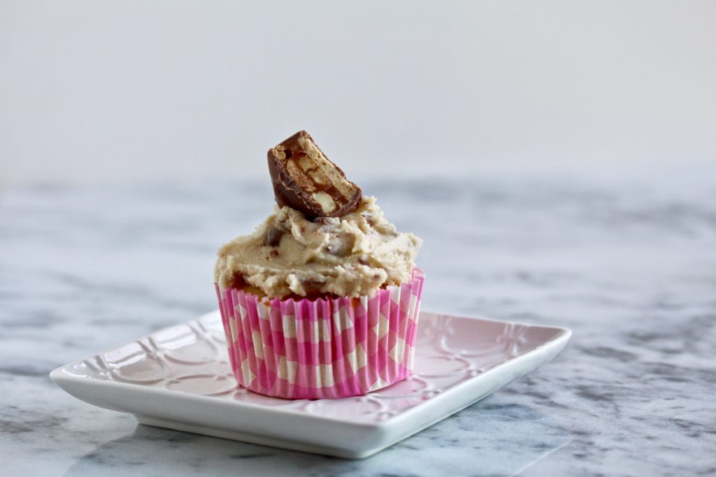 Because every good cupcake deserves icing made with candy bars! Candy Bar Cupcakes! @cookinRD | sarahaasrdn.com