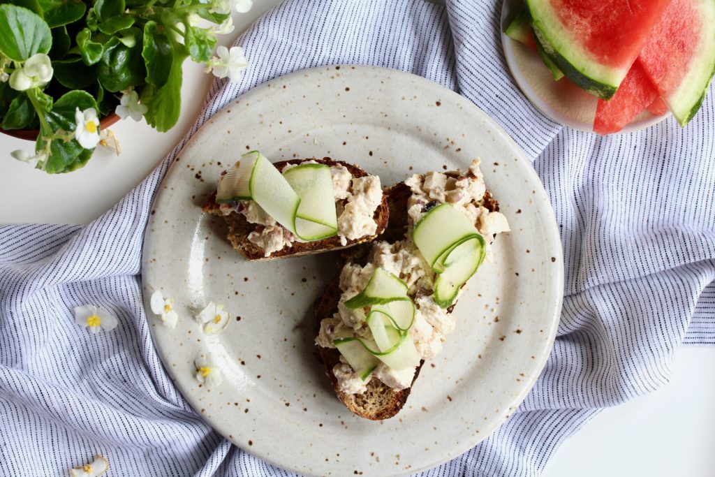 Looking for an easy, creamy chicken salad? How about one with a Greek twist? This Creamy Greek Chicken Salad is for YOU! @cookinRD | sarahaasrdn.com