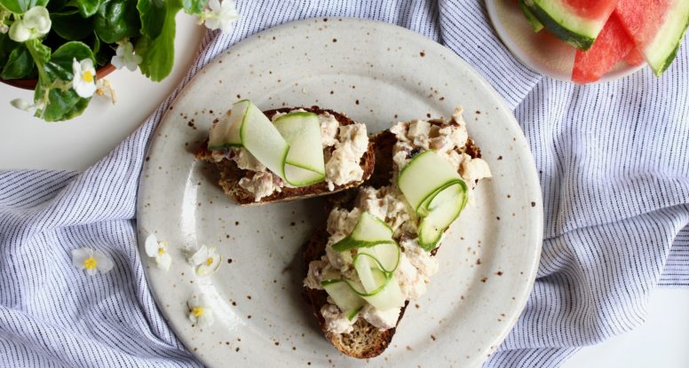 Looking for an easy, creamy chicken salad? How about one with a Greek twist? This Creamy Greek Chicken Salad is for YOU! @cookinRD | sarahaasrdn.com