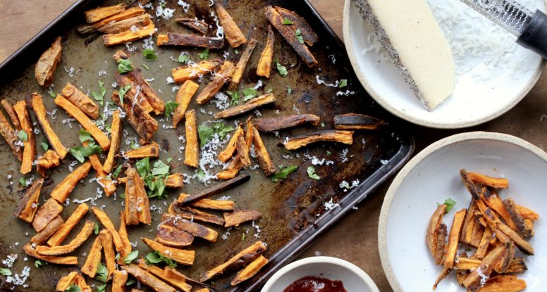 Every night should be Sriracha Sweet Potato Fries Night! These fries are perfectly sweet and slightly spicy; the perfect side to almost any meal! @cookinRD | sarahaasrdn.com