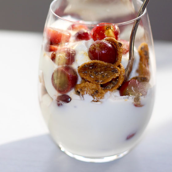 this-make-ahead-greek-yogurt-parfait-with-cereal-and-pan-roasted-grapes-recipe-is-healthy-and-full-of-nutrition-it-s-so-easy-and-great-for-kids-make-it-diy-in-a-mason-jar-or-a-glass