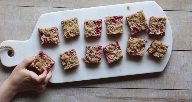 Berry Crumble Bars | sarahaasrdn.com