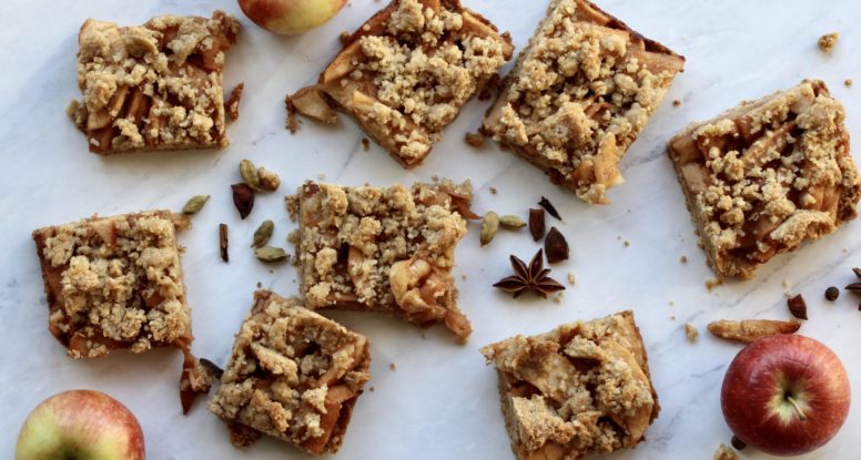 Streusel Apple Pie Bars | sarahaasrdn.com