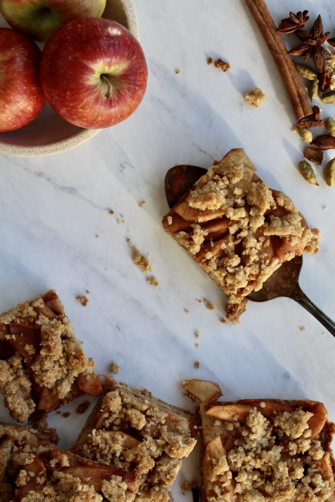 Streusel Apple Pie Bars | sarahaasrdn.com