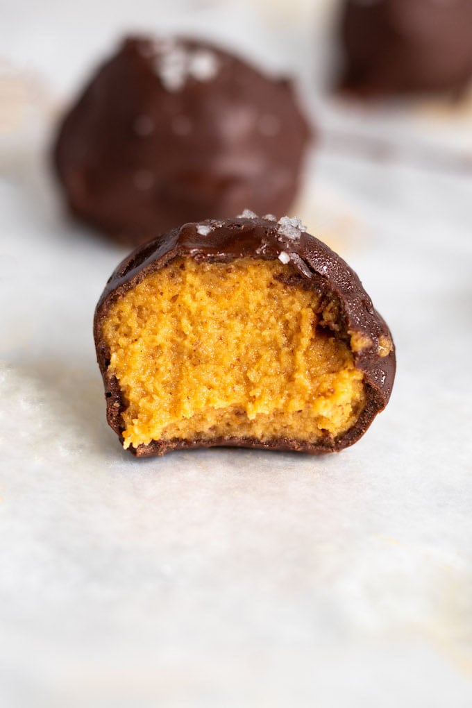 Easy Pumpkin Pie Truffle Bites